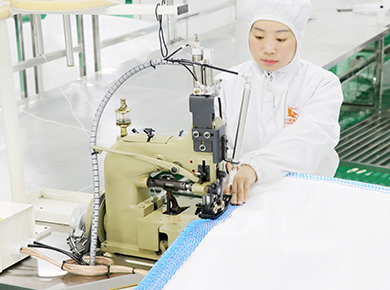 雙針縫紉機80臺（一次雙針雙線縫紉，自動熱熔切線，杜絕散絲線頭，保證成品清潔度）